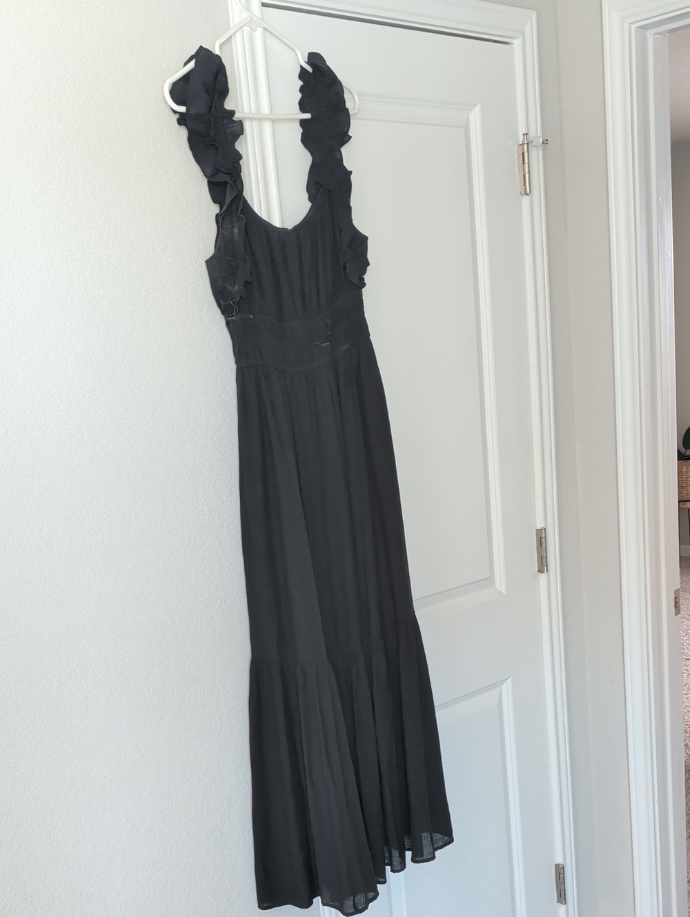 Abercrombie & Fitch Black Ruffled-Shoulder Maxi Dress. Medium